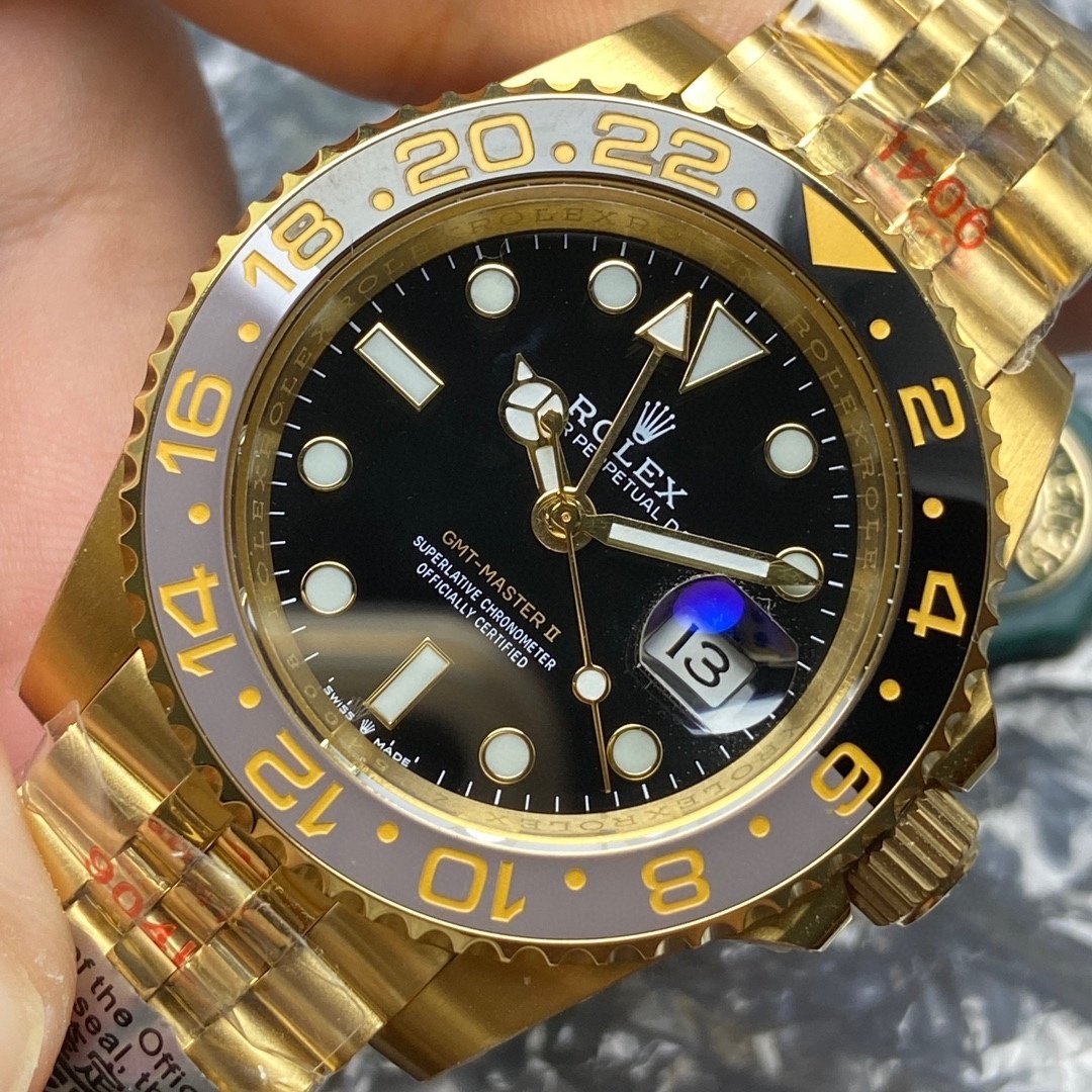 Top-grade watches 01379 Rolex GMT-Master II 18 kt yellow gold, M126718GRNR-0001