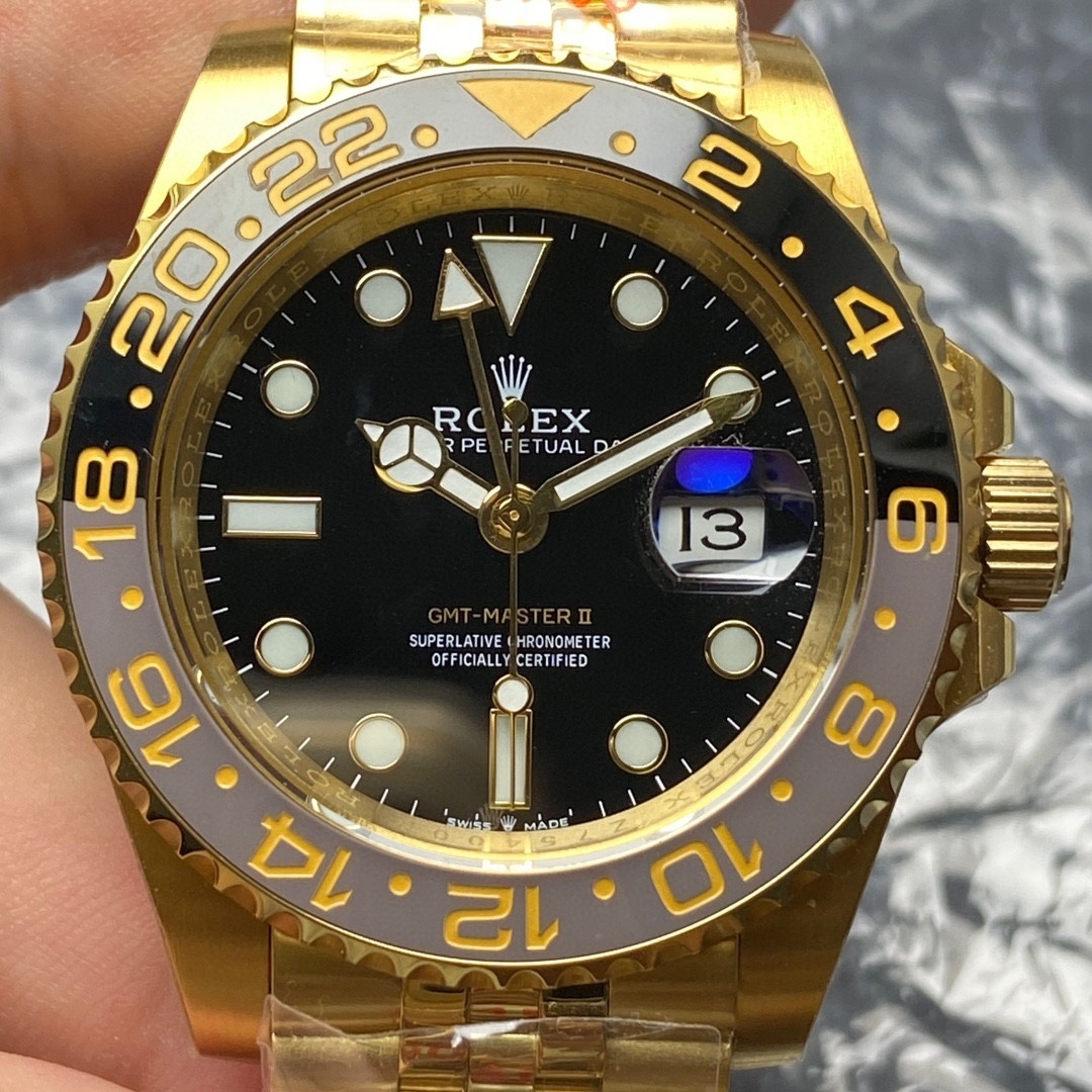 Top-grade watches 01379 Rolex GMT-Master II 18 kt yellow gold, M126718GRNR-0001