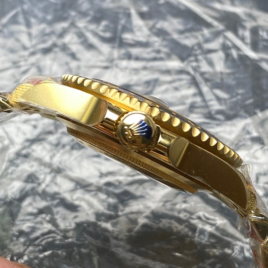 Top-grade watches 01379 Rolex GMT-Master II 18 kt yellow gold, M126718GRNR-0001