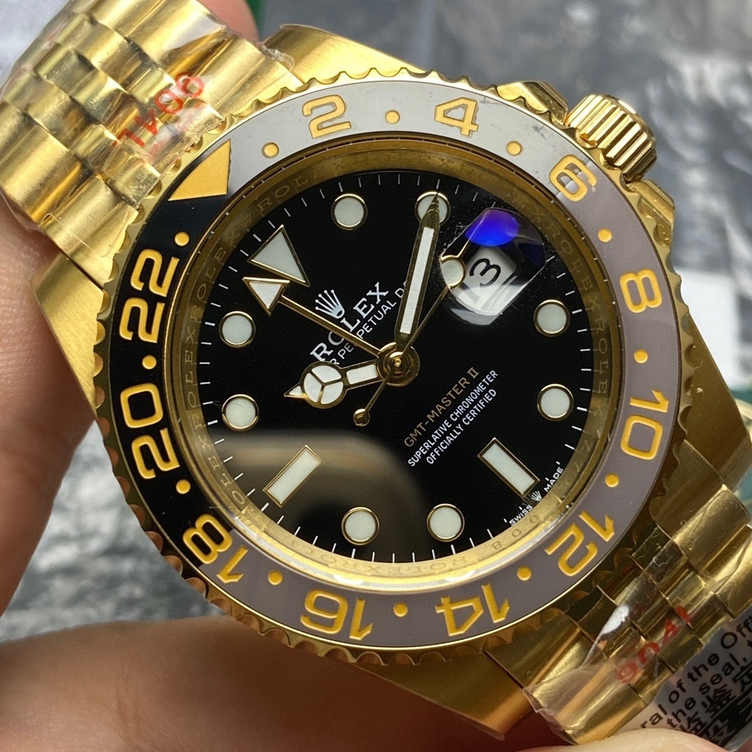 Top-grade watches 01379 Rolex GMT-Master II 18 kt yellow gold, M126718GRNR-0001