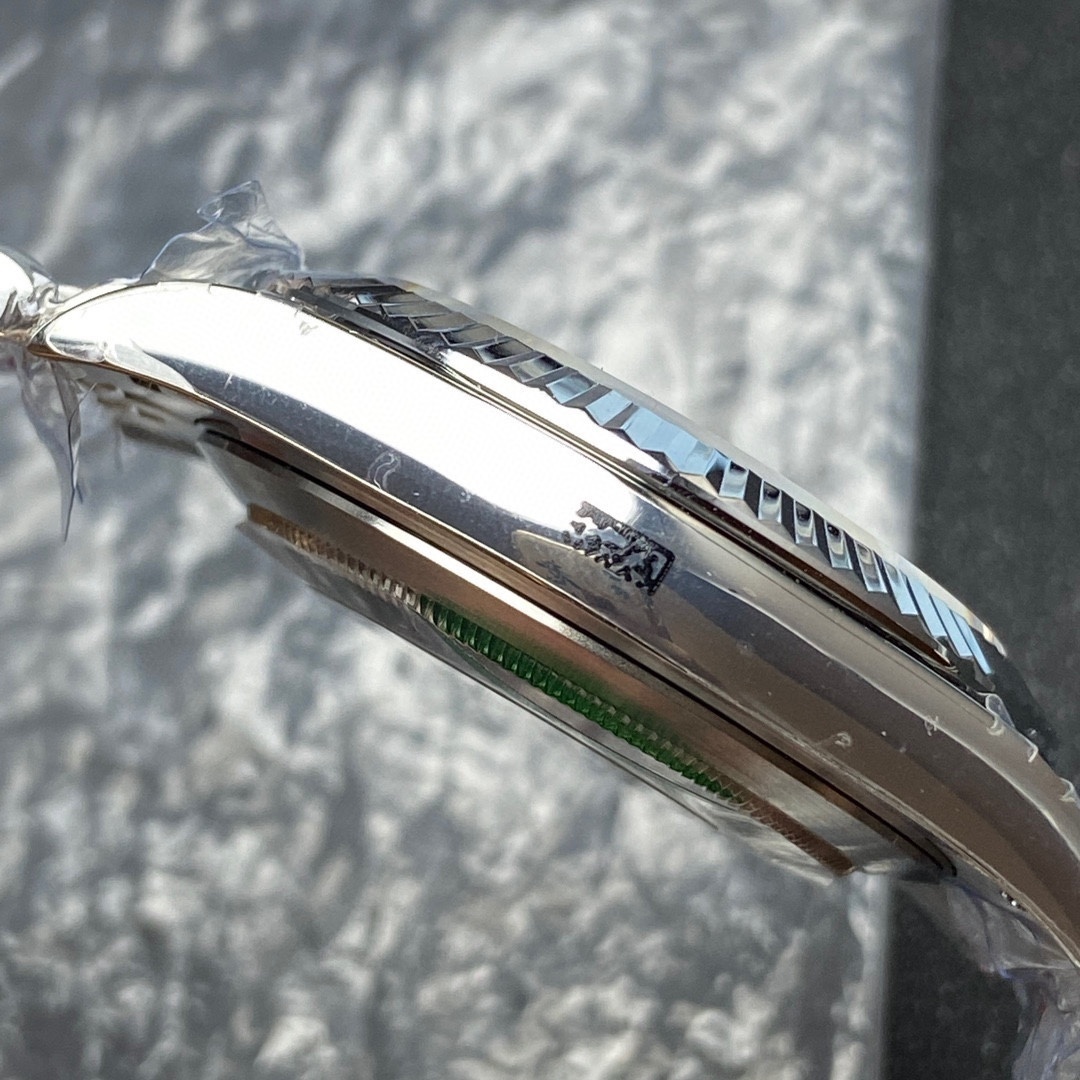 Rolex - Datejust 41 Rolex Datejust 41 White Gold/Steel Mint Green Index Dial Fluted Bezel Jubilee Bracelet 126334 - BRAND NEW