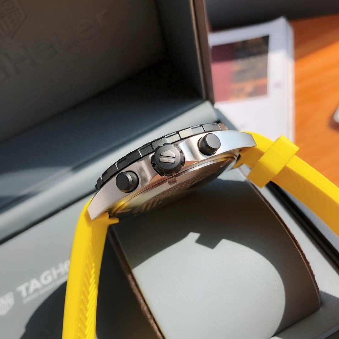 Top-grade watches 02679 TAG HEUER Formula 1 Quartz CHRONO 43MM Yellow Rubber Men's Watch CAZ101AM.FT8054