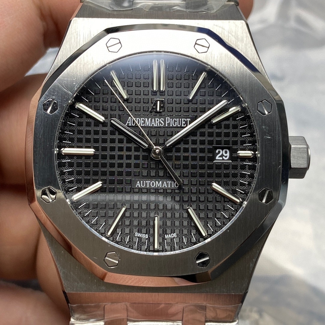 Audemars Piguet Royal Oak Selfwinding Black Watch – Ref. 15400ST.OO.1220ST.01.A