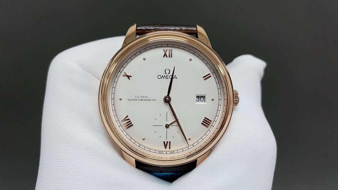 Omega De Ville Prestige 41 mm, Sedna™ gold on leather strap