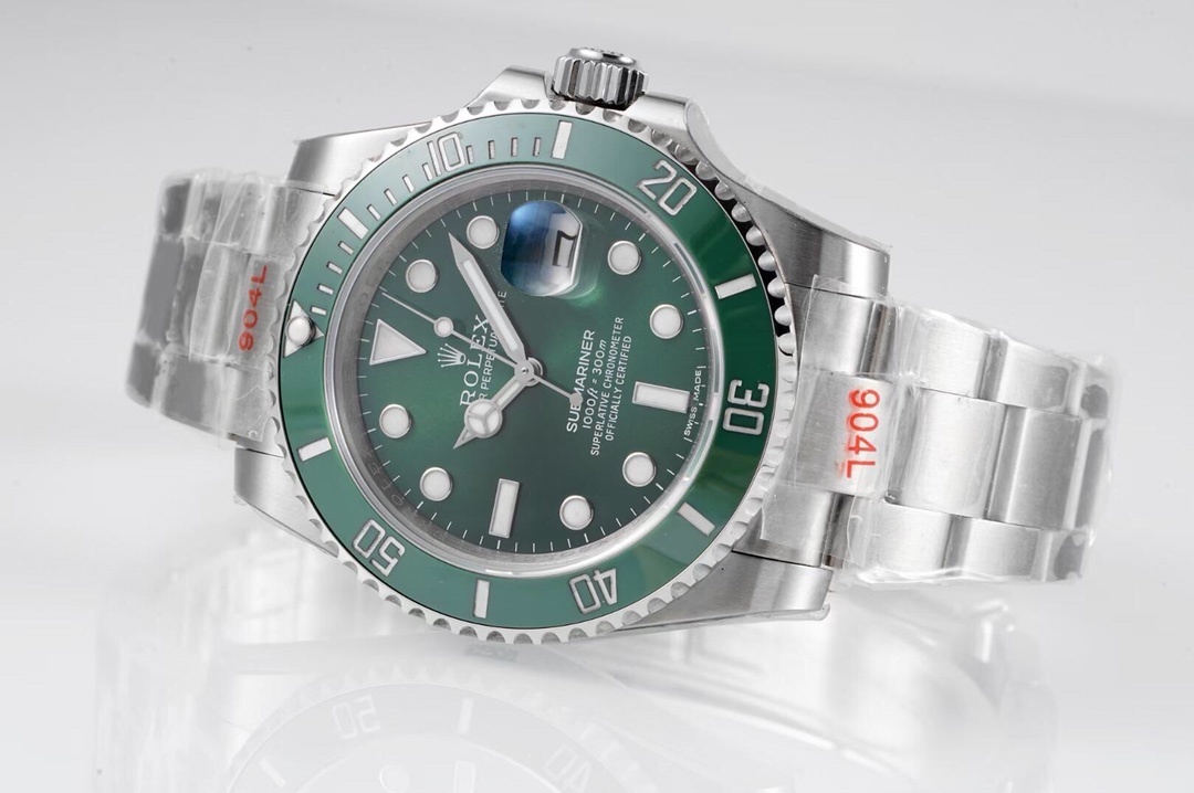 Top-grade watches 06189 Rolex Submariner 116610LV Hulk , Box & papers, Good