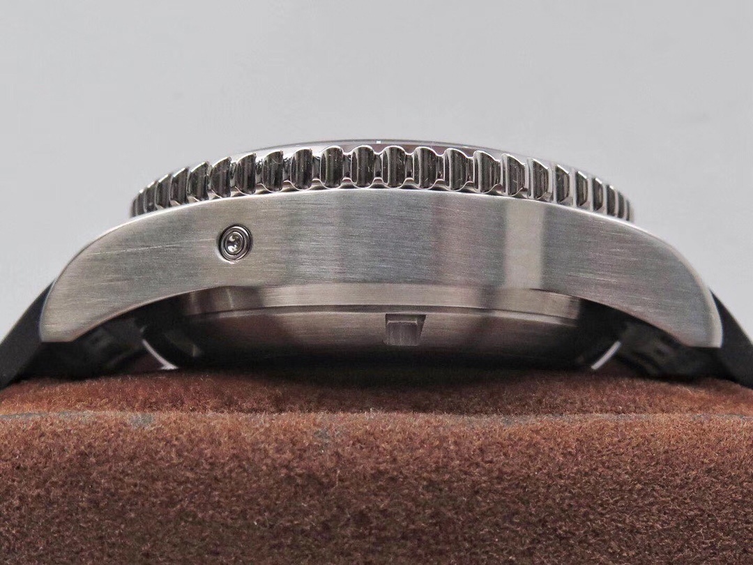 Longines HydroConquest Automatic Chronograph Stainless Steel Black Rubber Strap Black Dial Date Divers Mens Watch L3.783.4.56.9