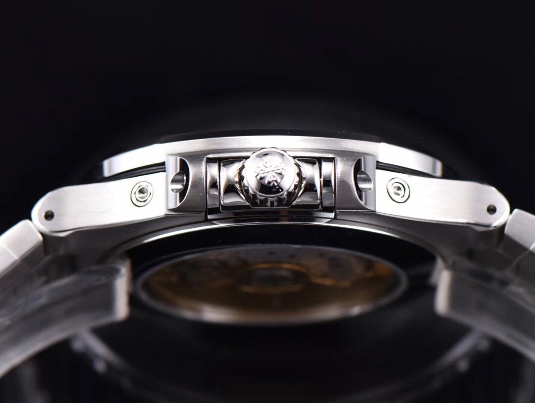 Patek Philippe Nautilus Annual Calendar 40.5mm Watch – Ref: 5726/1A-010 – Silver White Moon-Phase Dial, Stainless Steel Bracelet