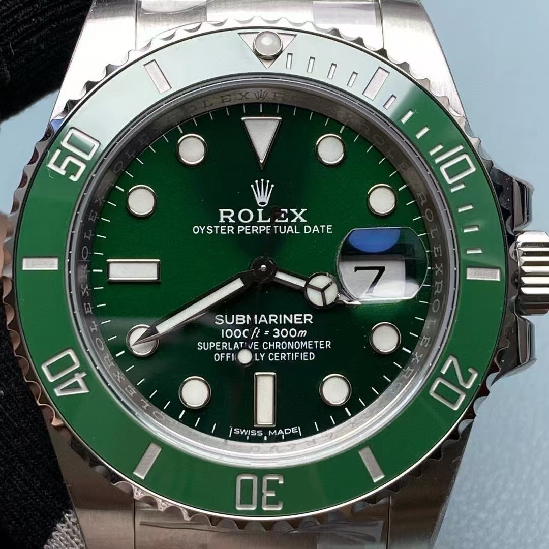 Top-notch watch 00676 Rolex Submariner 40mm 116610 Green Ceramic Bezel Insert For 116610LV Hulk Mint