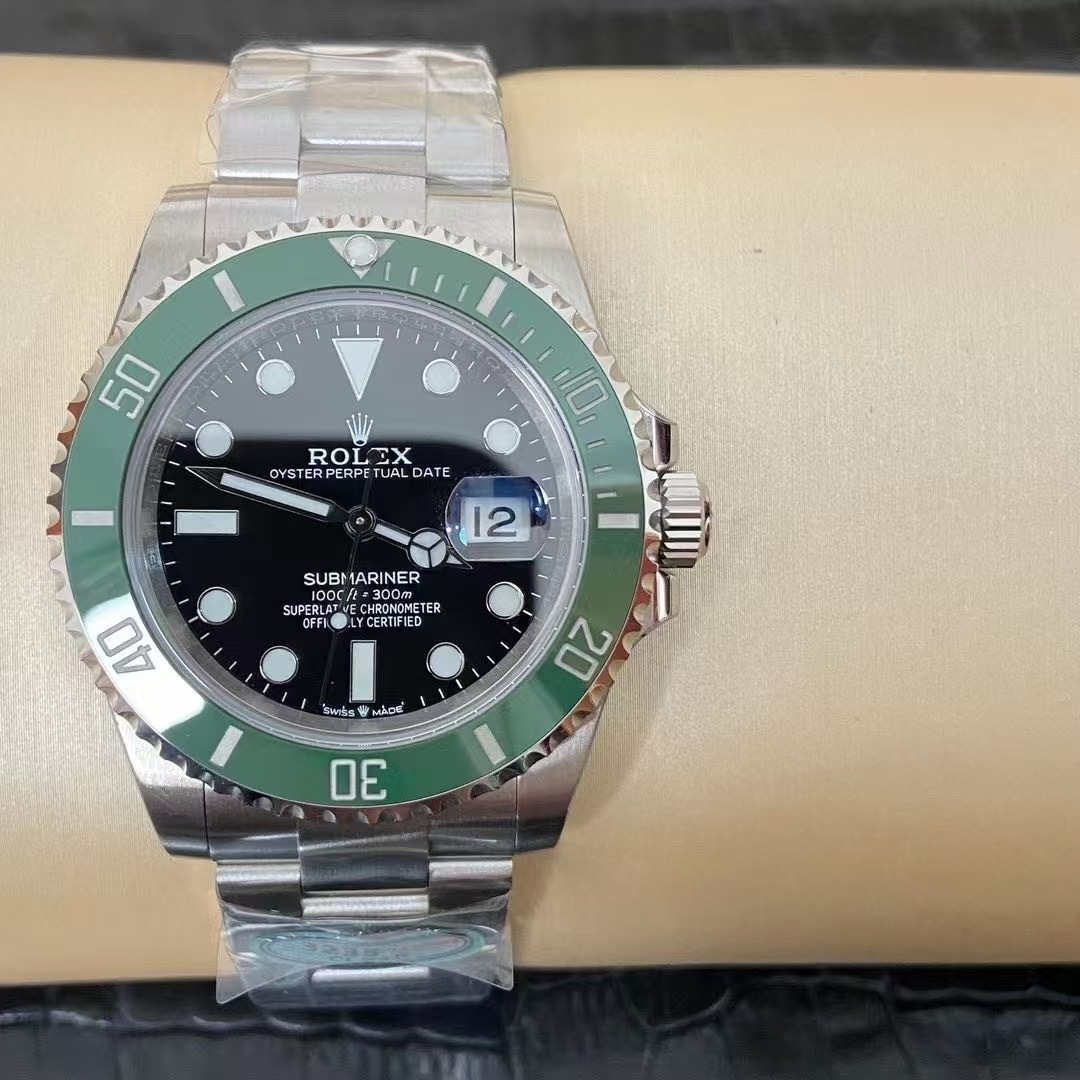 Top-notch watch 00709 Rolex Submariner Date “Hulk” Stainless Steel 40mm Green Dial 116610LV – PRE-OWNED