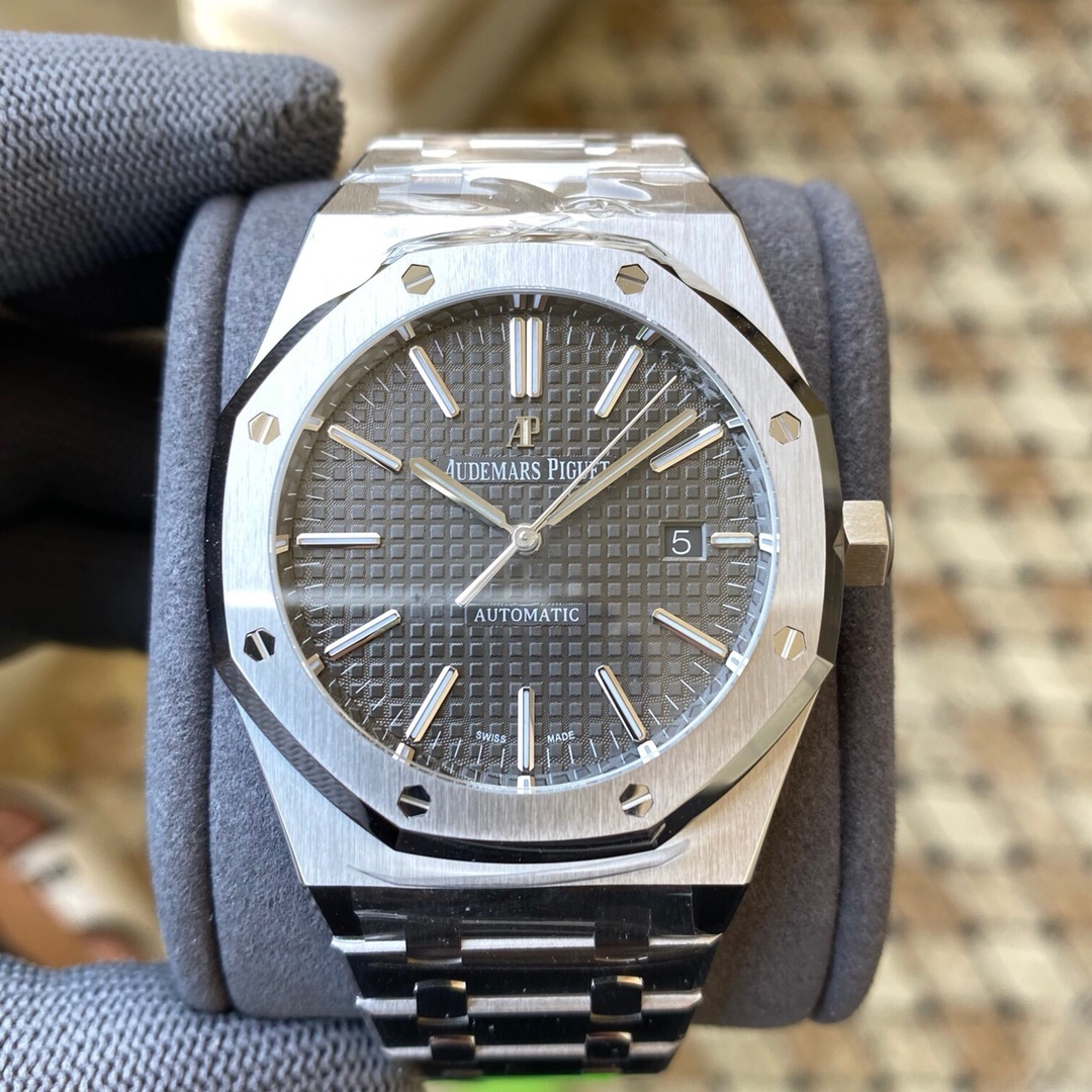 Watch00109 Audemars Piguet Royal Oak Selfwinding Black Watch – Ref. 15400ST.OO.1220ST.01.A