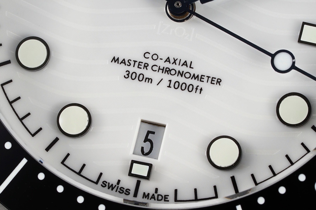 Omega Seamaster Diver 300m Co-Axial Master Chronometer 42mm blanc 210.30.42.20.04.001 acier blanc 42mm, avec bracelet en acier