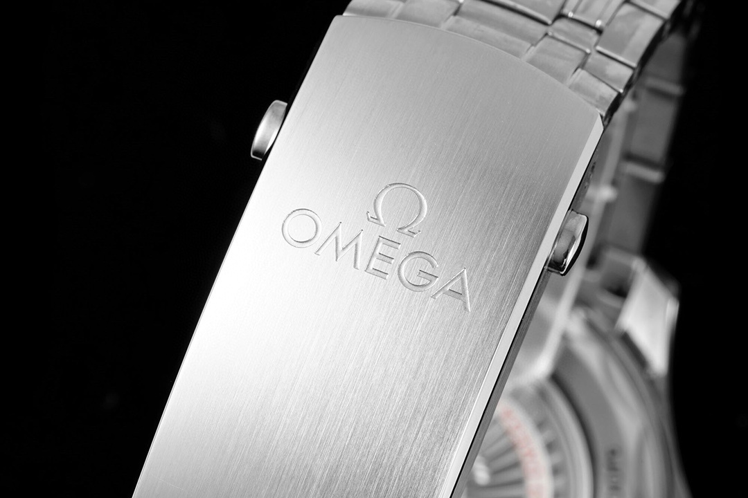 Omega Seamaster Diver 300m Co-Axial Master Chronometer 42mm blanc 210.30.42.20.04.001 acier blanc 42mm, avec bracelet en acier