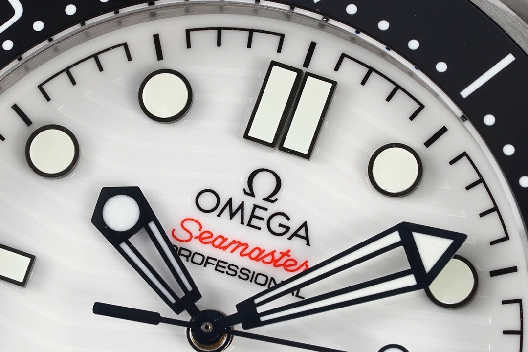 Omega Seamaster Diver 300m Co-Axial Master Chronometer 42mm blanc 210.30.42.20.04.001 acier blanc 42mm, avec bracelet en acier