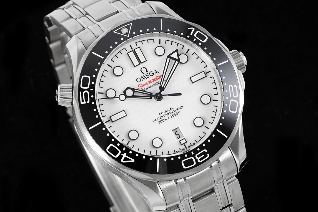 Omega Seamaster Diver 300m Co-Axial Master Chronometer 42mm blanc 210.30.42.20.04.001 acier blanc 42mm, avec bracelet en acier