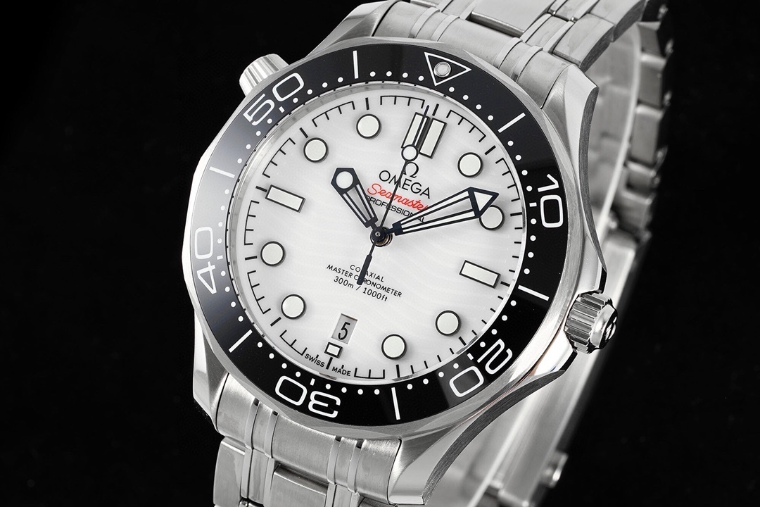 Omega Seamaster Diver 300m Co-Axial Master Chronometer 42mm blanc 210.30.42.20.04.001 acier blanc 42mm, avec bracelet en acier
