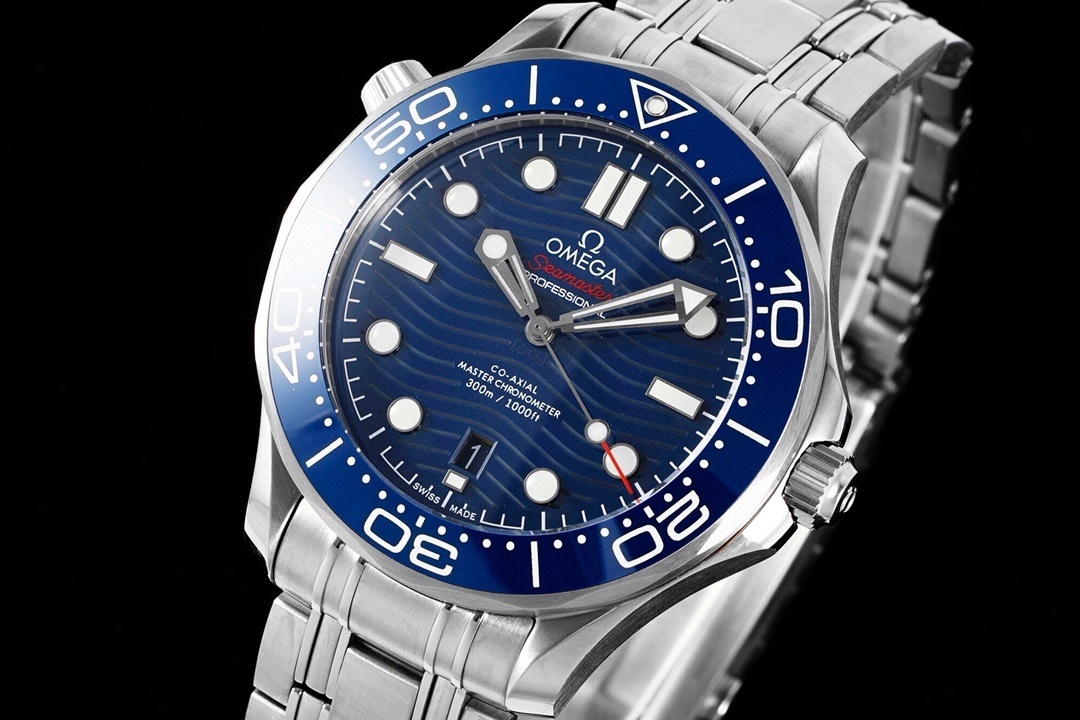 OMEGA Seamaster Diver 300M 42 mm, Stahl mit Stahlarmband