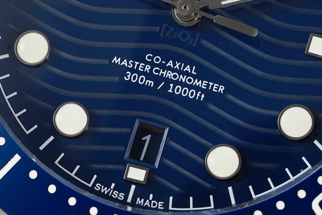 OMEGA Seamaster Diver 300M 42 mm, Stahl mit Stahlarmband