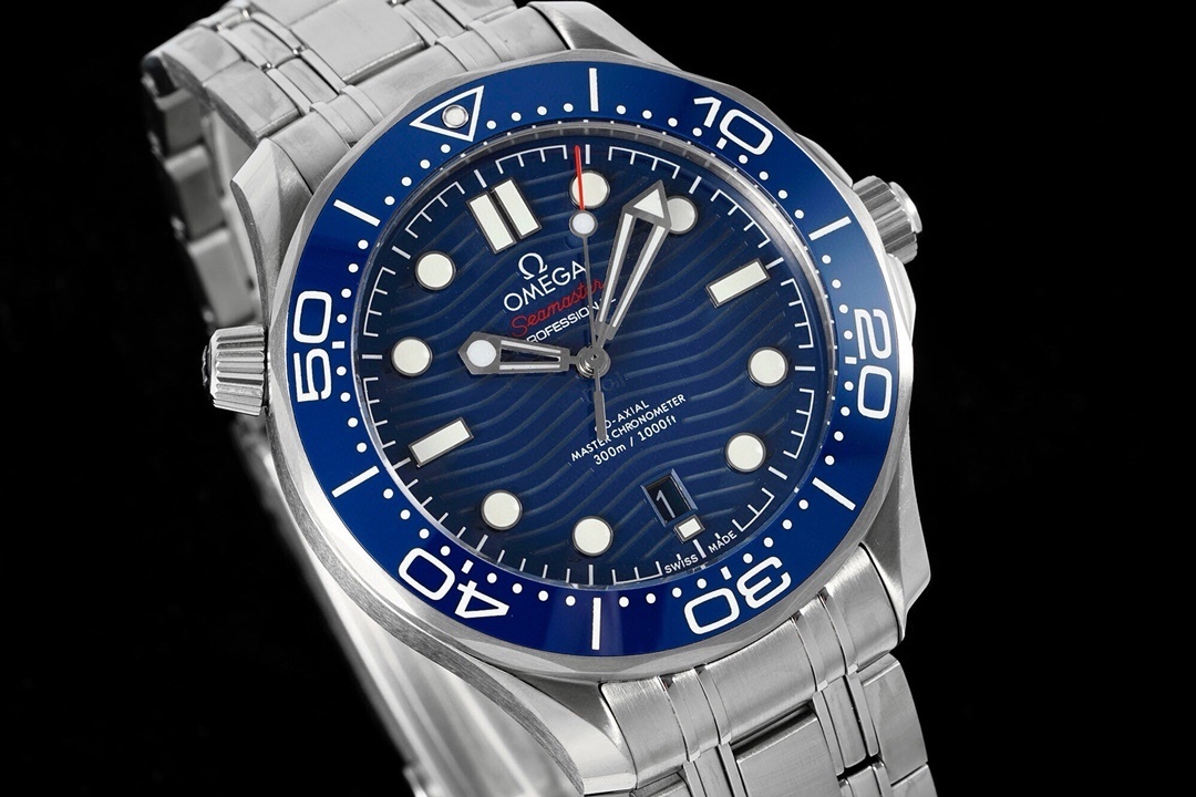 OMEGA Seamaster Diver 300M 42 mm, Stahl mit Stahlarmband