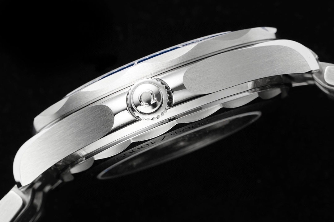 OMEGA Seamaster Diver 300M 42 mm, Stahl mit Stahlarmband